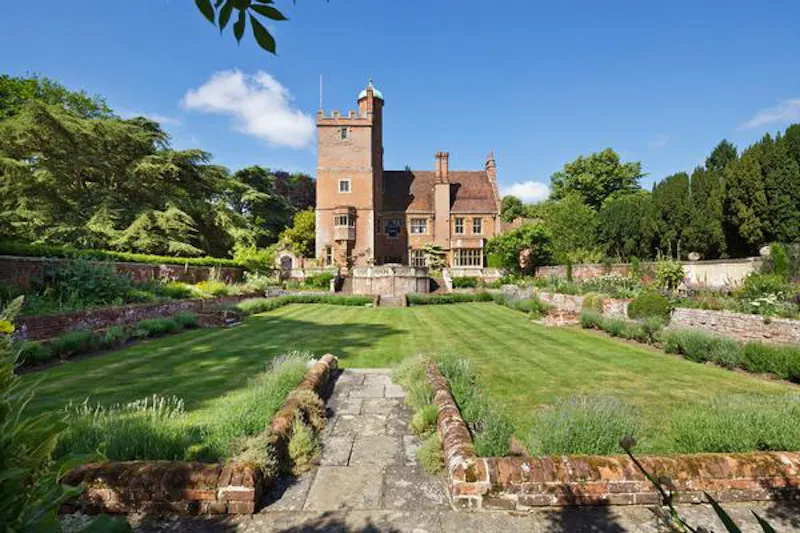 Garden at Gothic Cambridge manor house, M307 (photo 32)