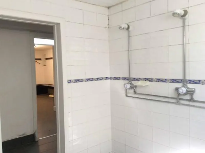 Shower at Cricket club with lake in Stanmore, V156 (photo 15)