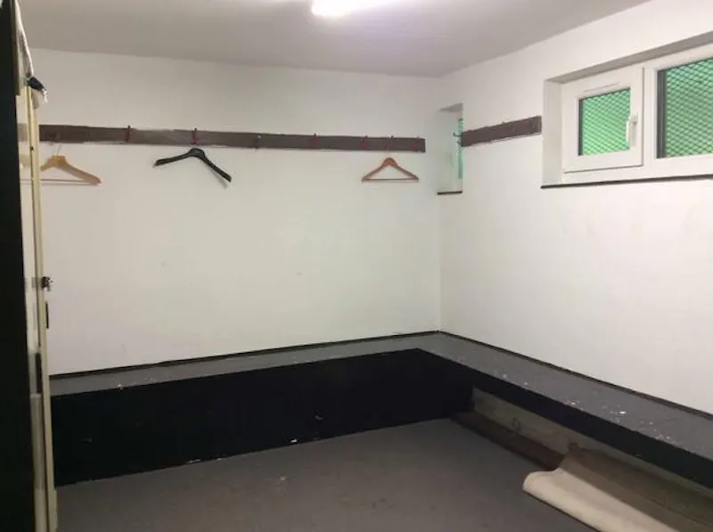 Changing rooms at Cricket club with lake in Stanmore, V156 (photo 17)