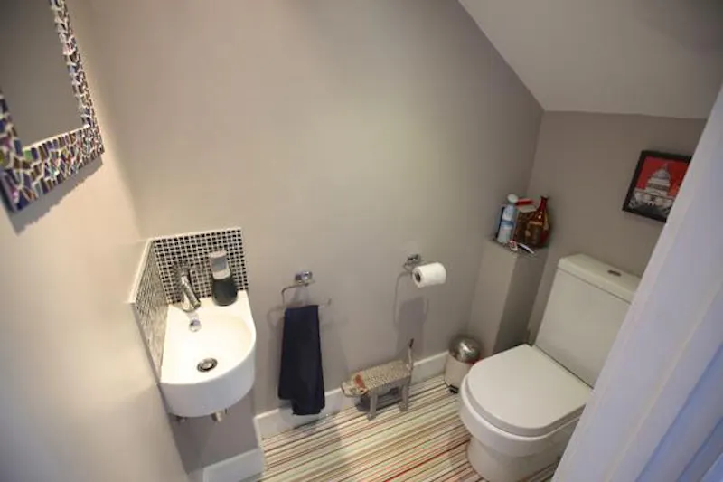 Bathroom at Film location D2314 in Surrey (photo 4)