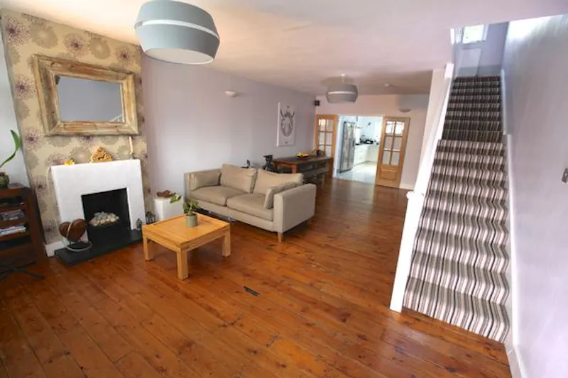 Living Room at Film location D2314 in Surrey (photo 5)