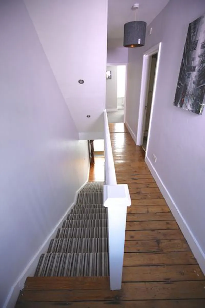 Staircase at Film location D2314 in Surrey (photo 7)
