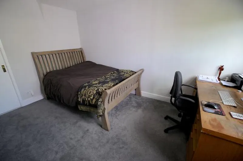 Bedroom at Film location D2314 in Surrey (photo 12)
