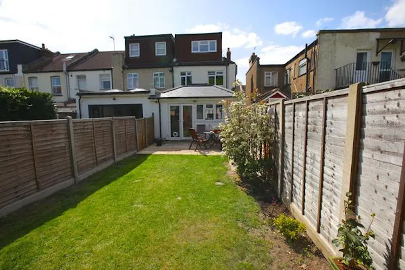 Garden at Film location D2314 in Surrey (photo 16)
