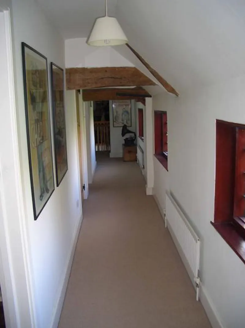 Entrance hall at Film location C881 in Buckinghamshire (photo 10)