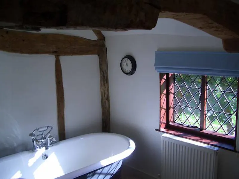 Bathroom at Film location C881 in Buckinghamshire (photo 11)