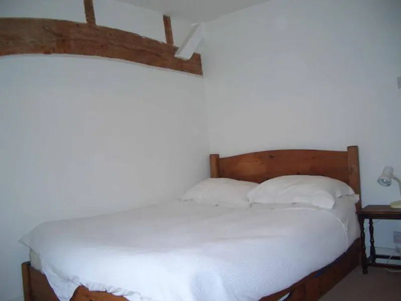 Bedroom at Film location C881 in Buckinghamshire (photo 16)