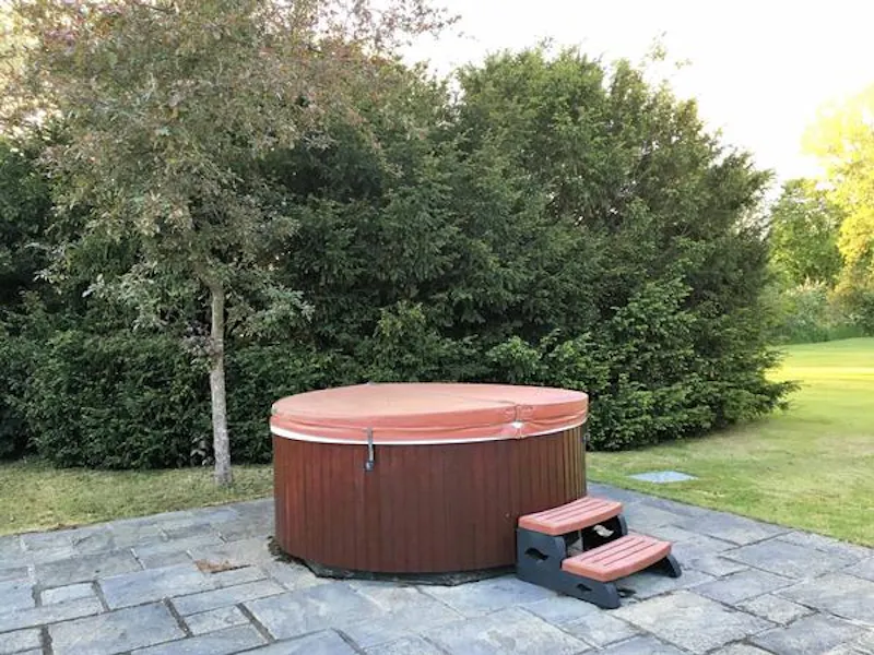 Jacuzzi at Film location C881 in Buckinghamshire (photo 28)