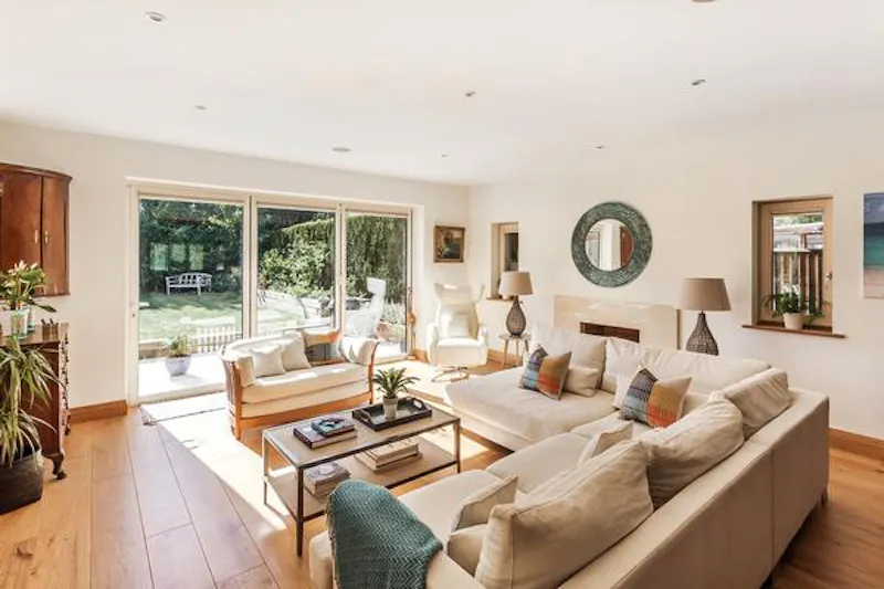 Living Room at Woking pool house, D2316 (photo 4)