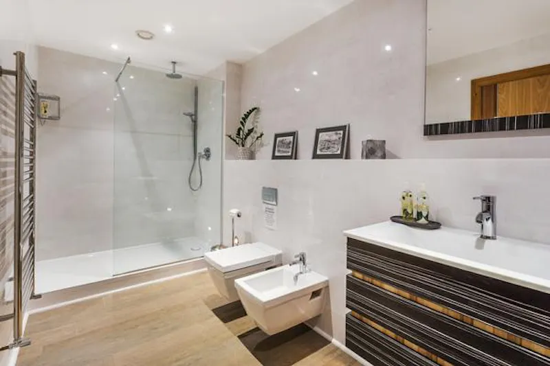 Shower at Woking pool house, D2316 (photo 31)