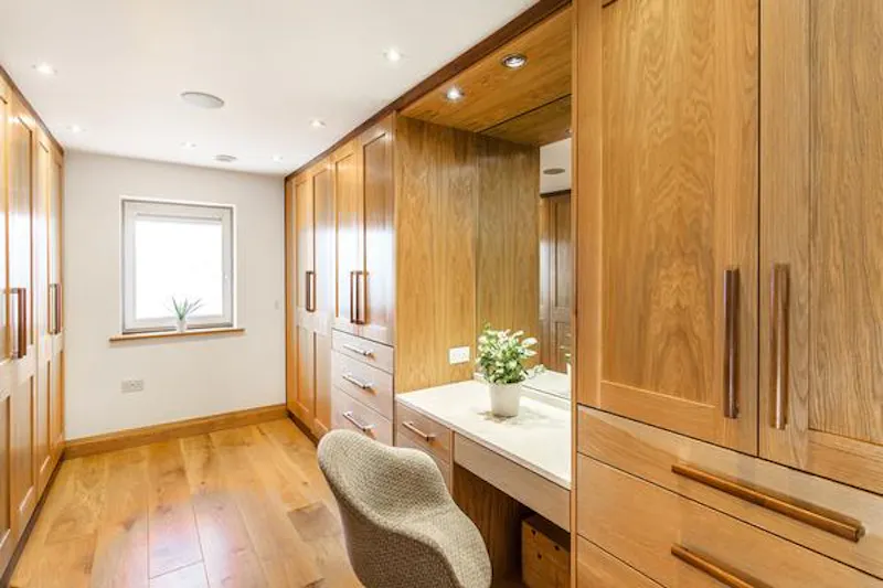 Dressing room at Woking pool house, D2316 (photo 35)