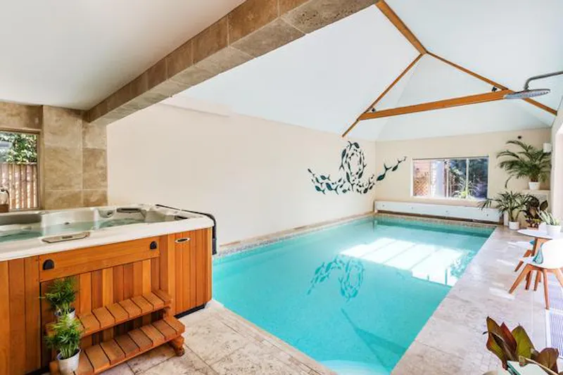 Jacuzzi at Woking pool house, D2316 (photo 72)