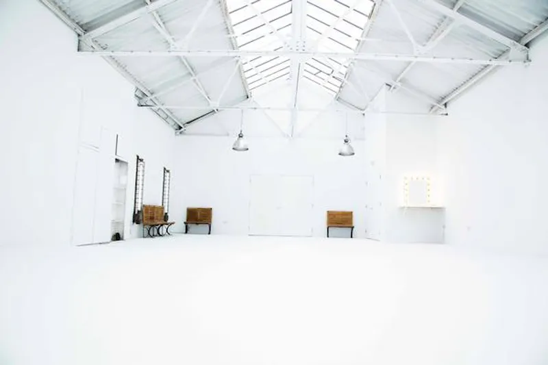 White studio in Acton, N431 (photo 1)