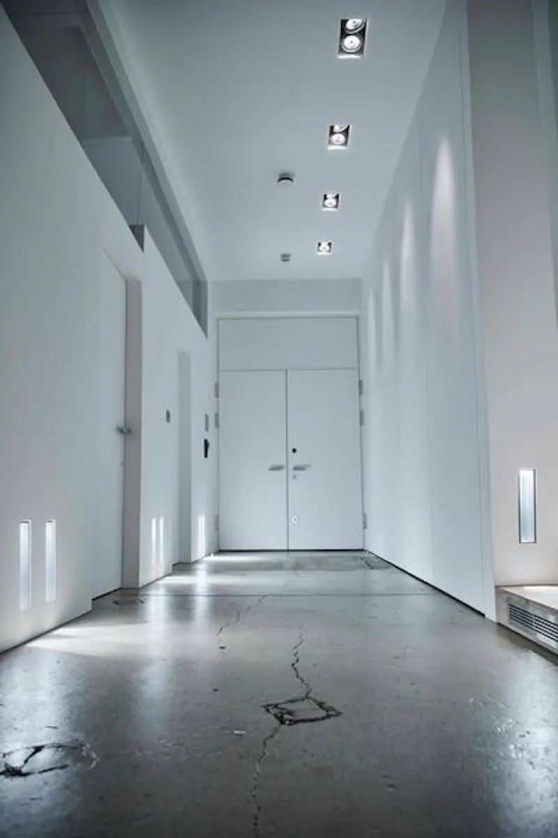 Entrance hall at Tower Hamlets loft apartment, K417 (photo 10)