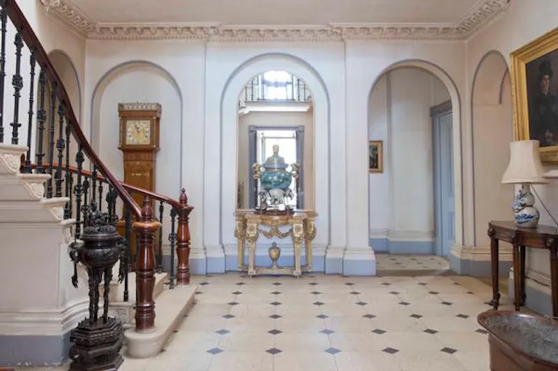 Entrance hall at Neo-classical Bedford house, A1438 (photo 4)