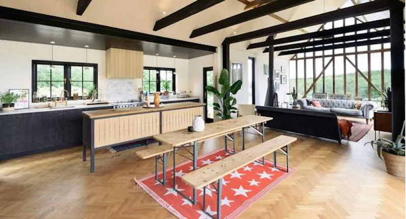 Open plan at Simple, sparse Faversham barn, C883 (photo 5)