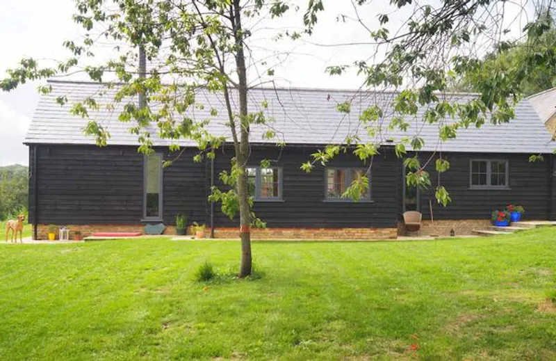 Simple, sparse Faversham barn, C883 (photo 24)
