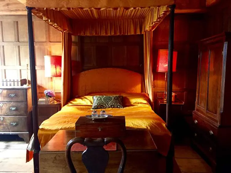 Bedroom at Film location E439 in Gloucestershire (photo 19)