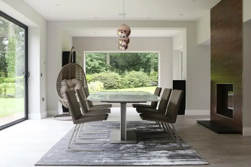 Dining room at Film location D2318 in Surrey (photo 2)