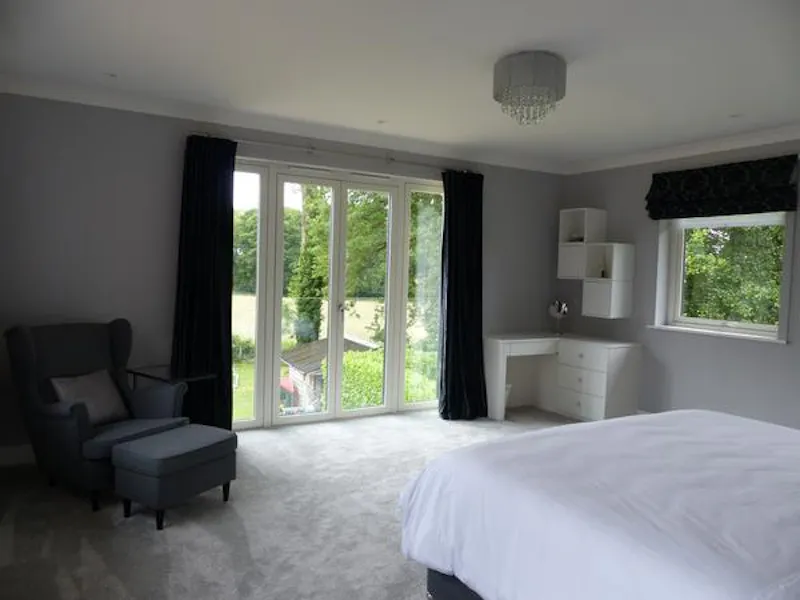 Bedroom at Film location D2318 in Surrey (photo 17)