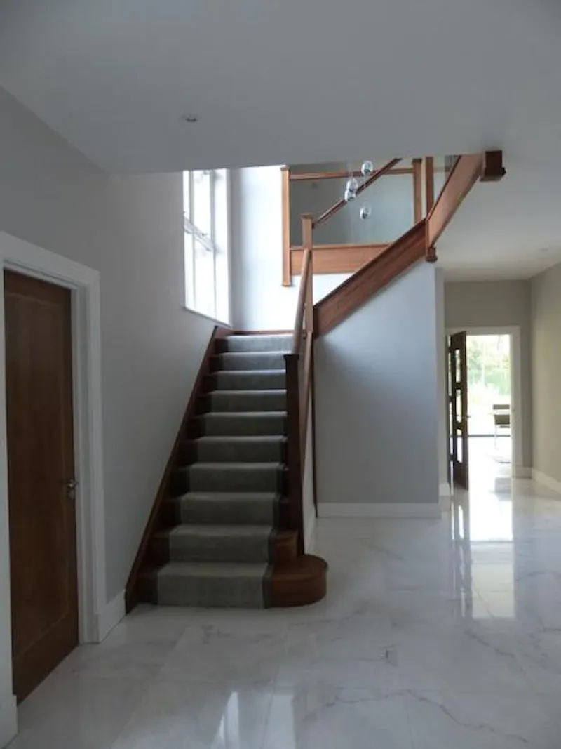 Staircase at Film location D2318 in Surrey (photo 20)