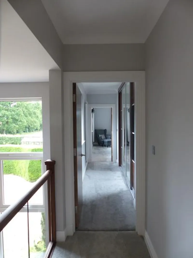 Entrance hall at Film location D2318 in Surrey (photo 22)