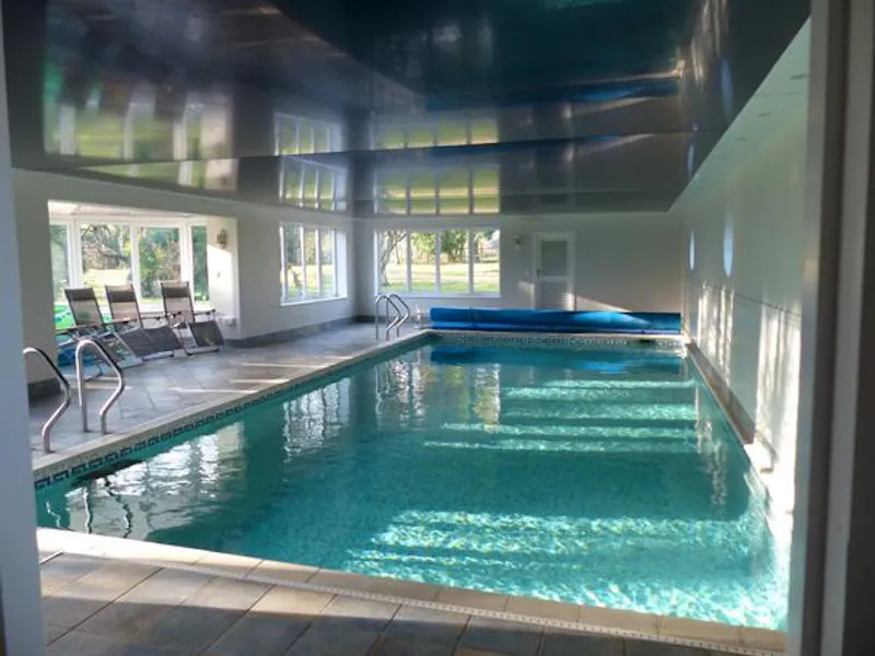 Swimming pool - indoor at Film location D2318 in Surrey (photo 25)