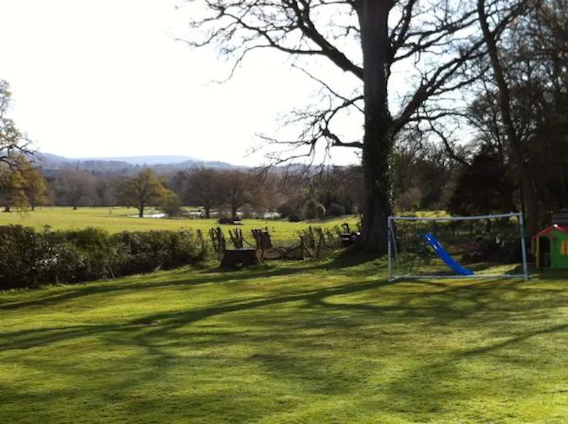 Film location D2318 in Surrey (photo 31)
