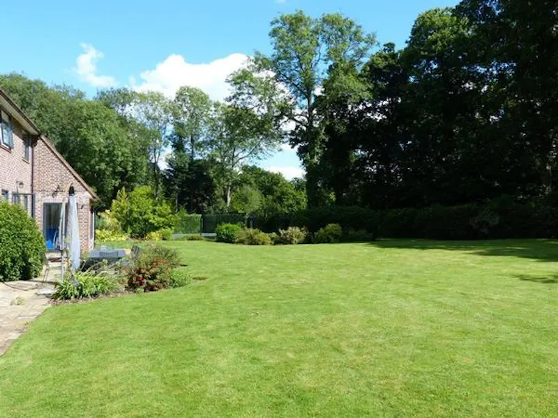 Garden at Film location D2318 in Surrey (photo 33)