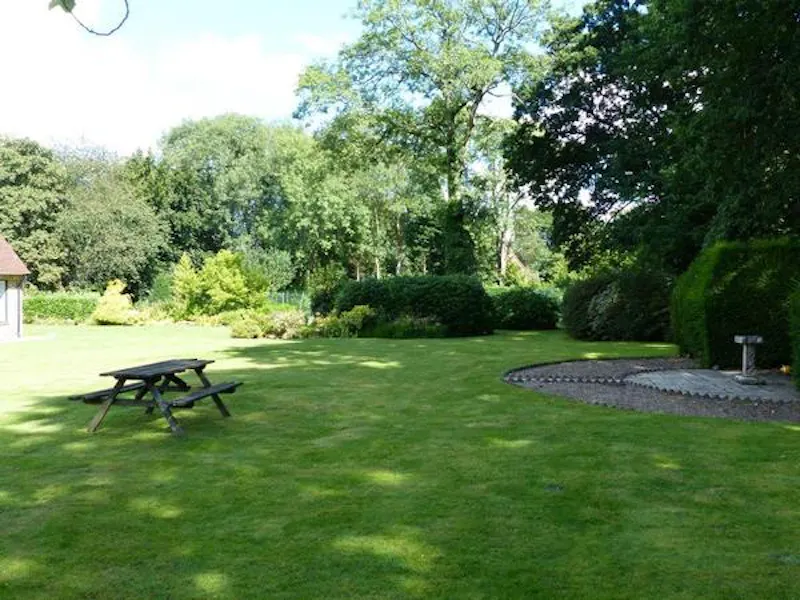 Film location D2318 in Surrey (photo 34)