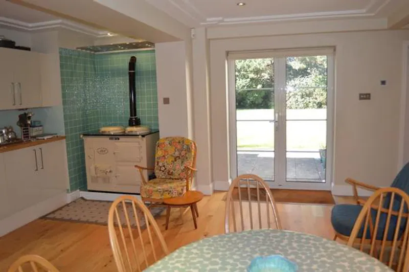 Quirky Poole deco house, D2319 (photo 17)