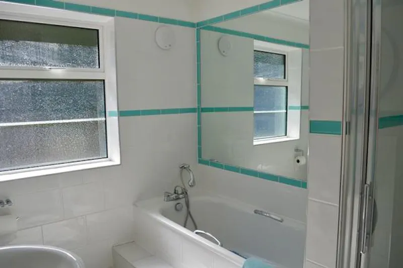 Bathroom at Quirky Poole deco house, D2319 (photo 35)