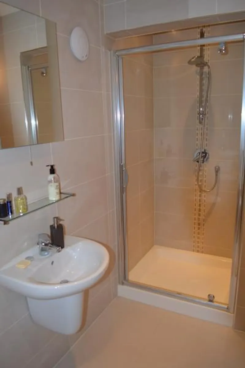 Shower at Quirky Poole deco house, D2319 (photo 41)