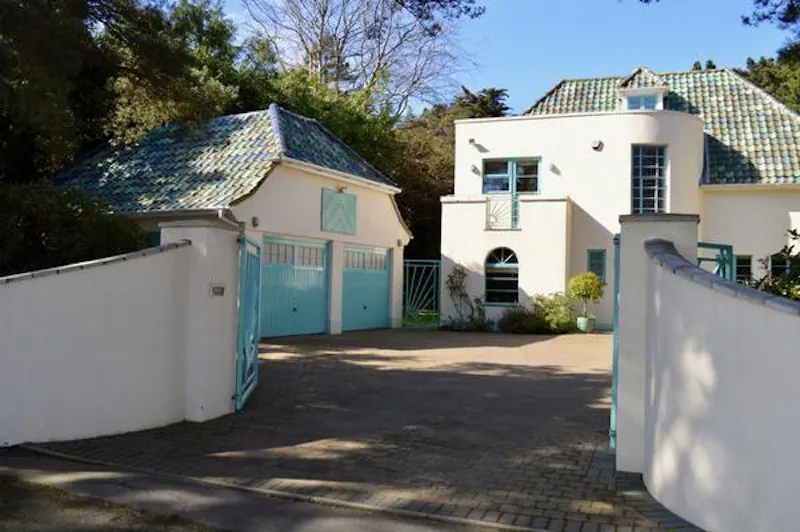 Quirky Poole deco house, D2319 (photo 61)