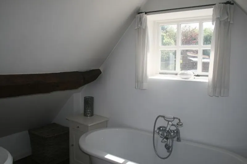 Bathroom at Quaint Great Missenden home, C886 (photo 23)