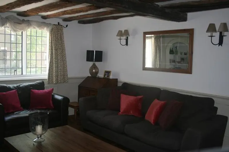 Quaint Great Missenden home, C886 (photo 54)