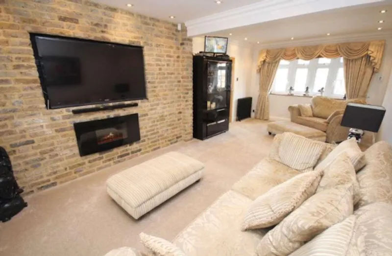 Exposed brick at Film location D2320 in London (photo 3)