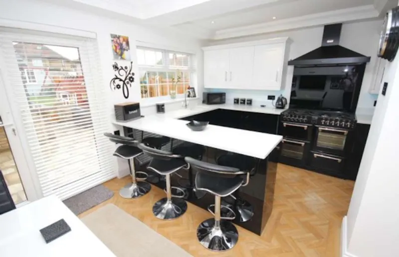 Kitchen at Film location D2320 in London (photo 7)