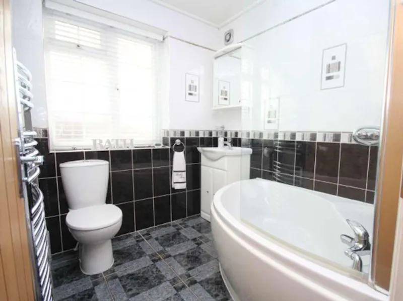 Bathroom at Film location D2320 in London (photo 12)