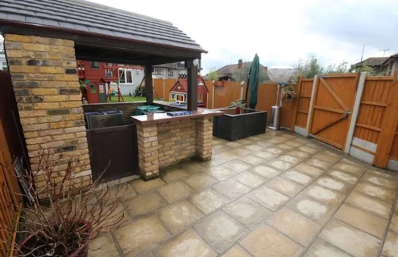 Terrace/Patio at Film location D2320 in London (photo 29)