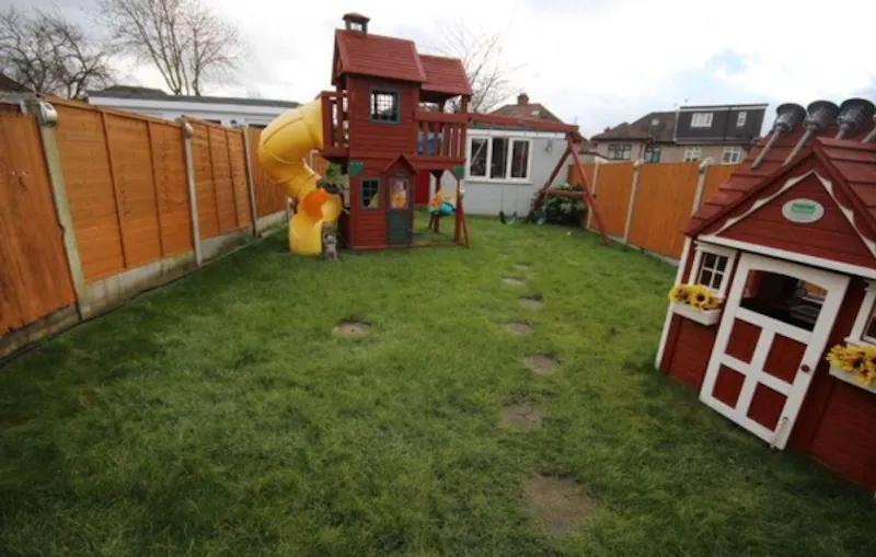 Garden at Film location D2320 in London (photo 33)