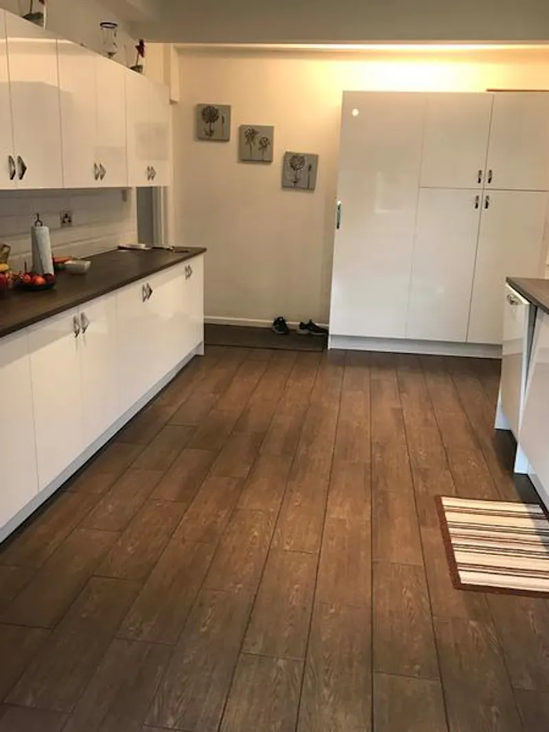 Kitchen at Film location E441 in Warwickshire (photo 7)