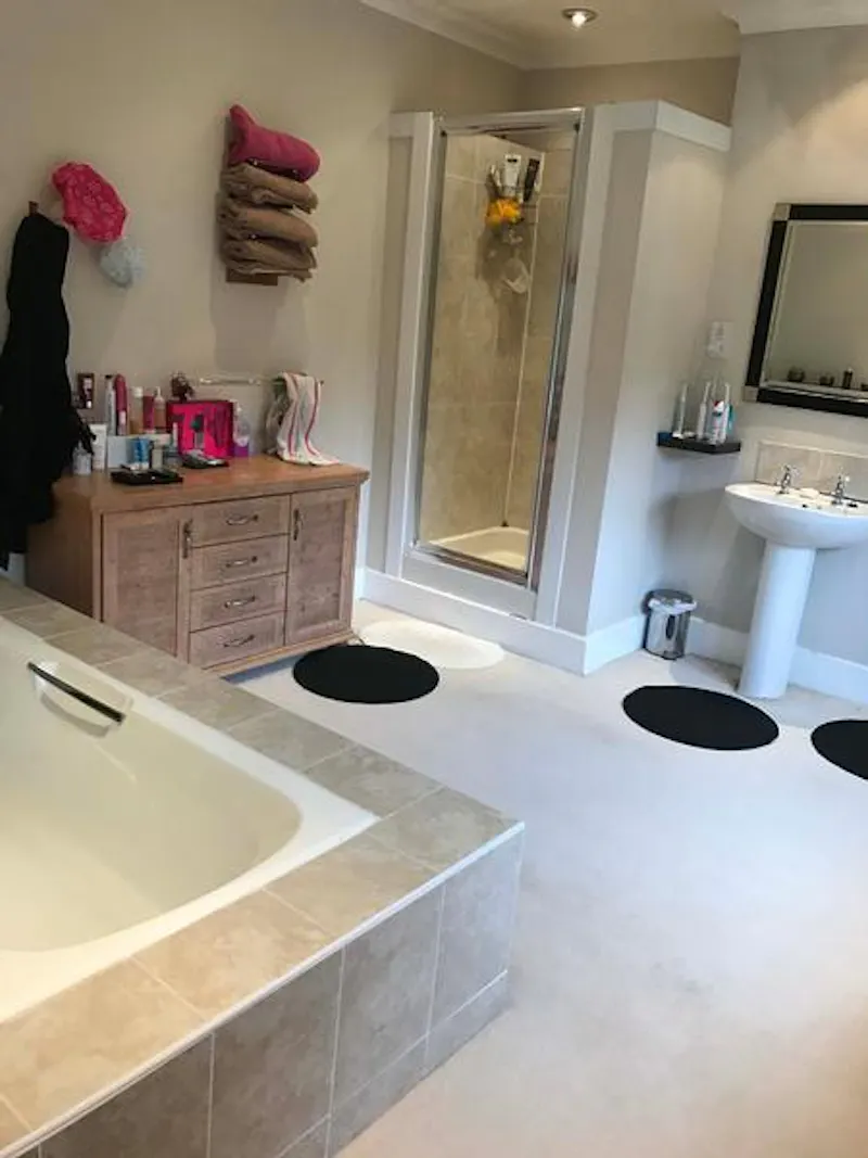 Bathroom at Film location E441 in Warwickshire (photo 8)