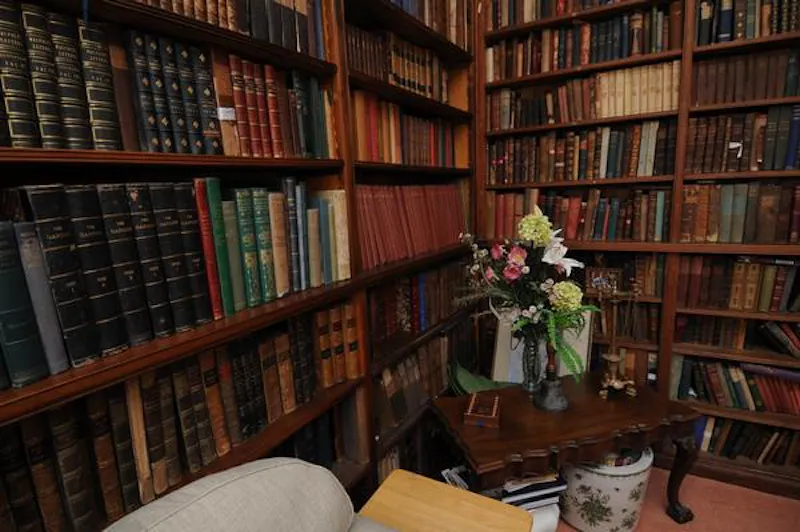 Library at Film location H179 in Wiltshire (photo 13)