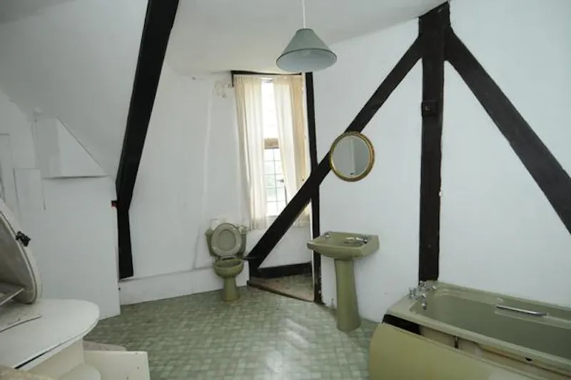Bathroom at Film location H179 in Wiltshire (photo 21)