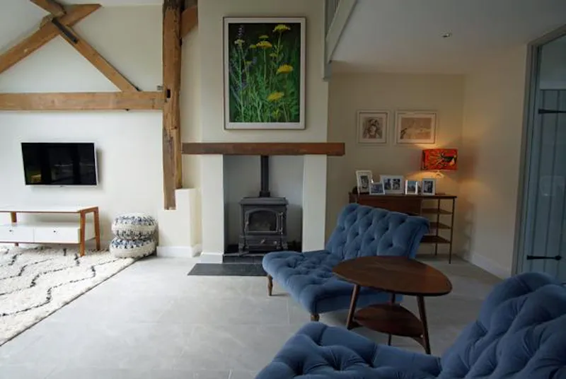 Beams at Stylish Dorking barn conversion, L670 (photo 4)