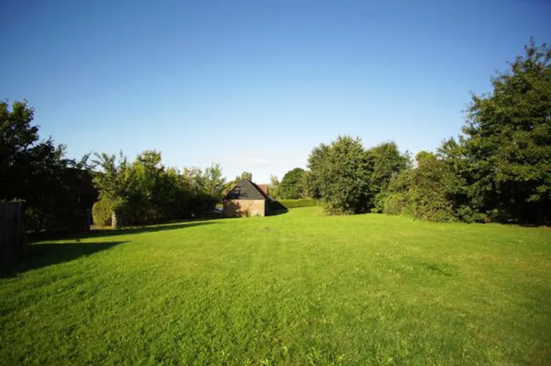 Garden at Stylish Dorking barn conversion, L670 (photo 24)