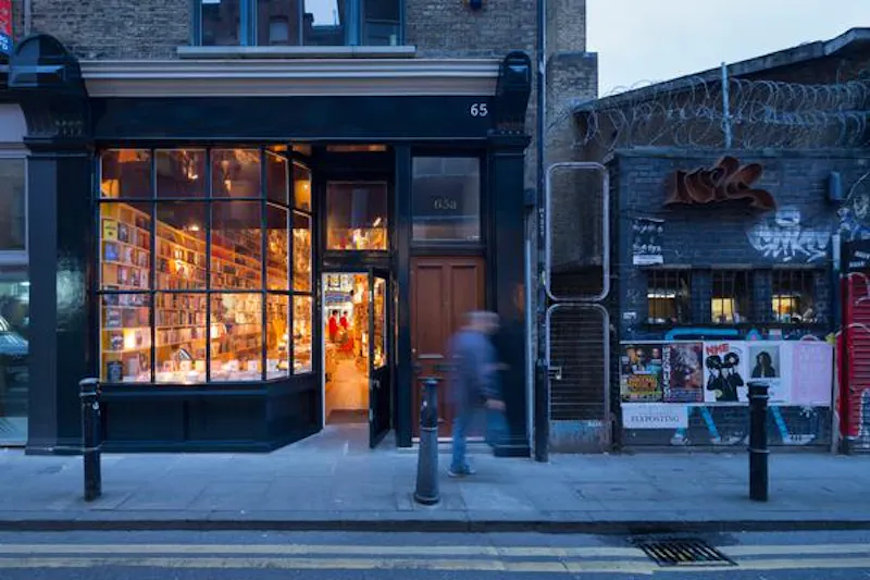 Eclectic Brick Lane bookshop, Q123 (photo 1)