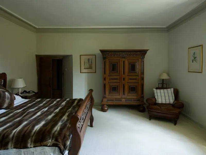 Bedroom at Cotswold country manor, M309 (photo 11)