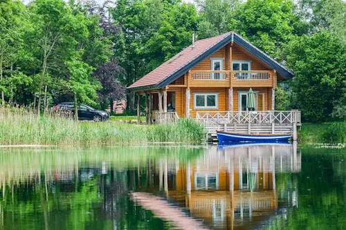Kemble lakeside cabin, Q124